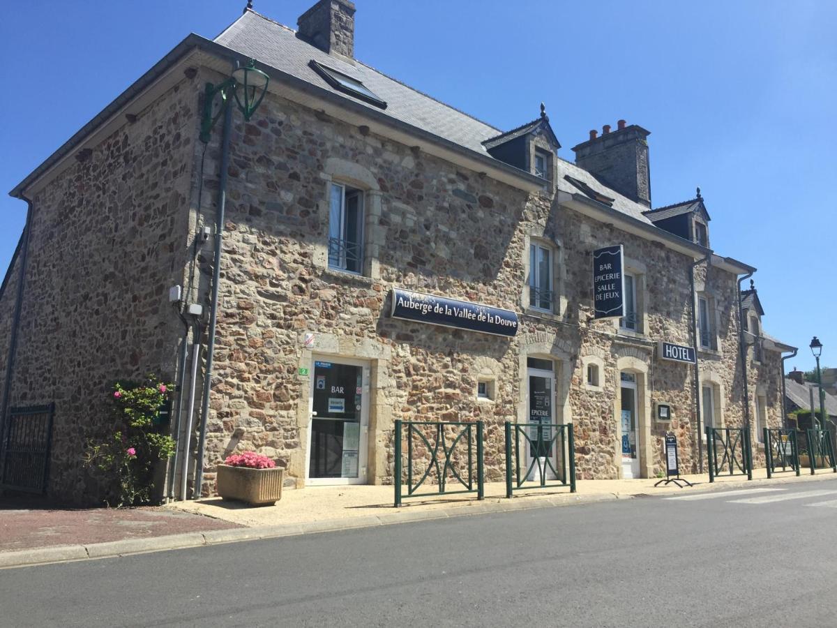 Auberge vallée de la douve L'Etang-Bertrand Esterno foto