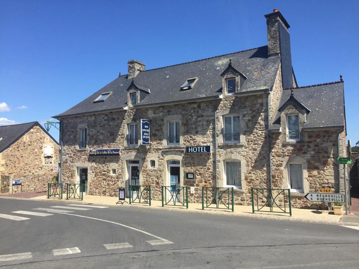 Auberge vallée de la douve L'Etang-Bertrand Esterno foto