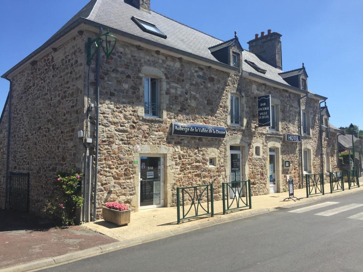 Auberge vallée de la douve L'Etang-Bertrand Esterno foto