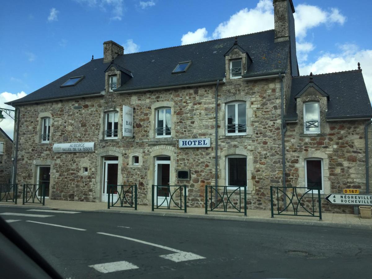 Auberge vallée de la douve L'Etang-Bertrand Esterno foto
